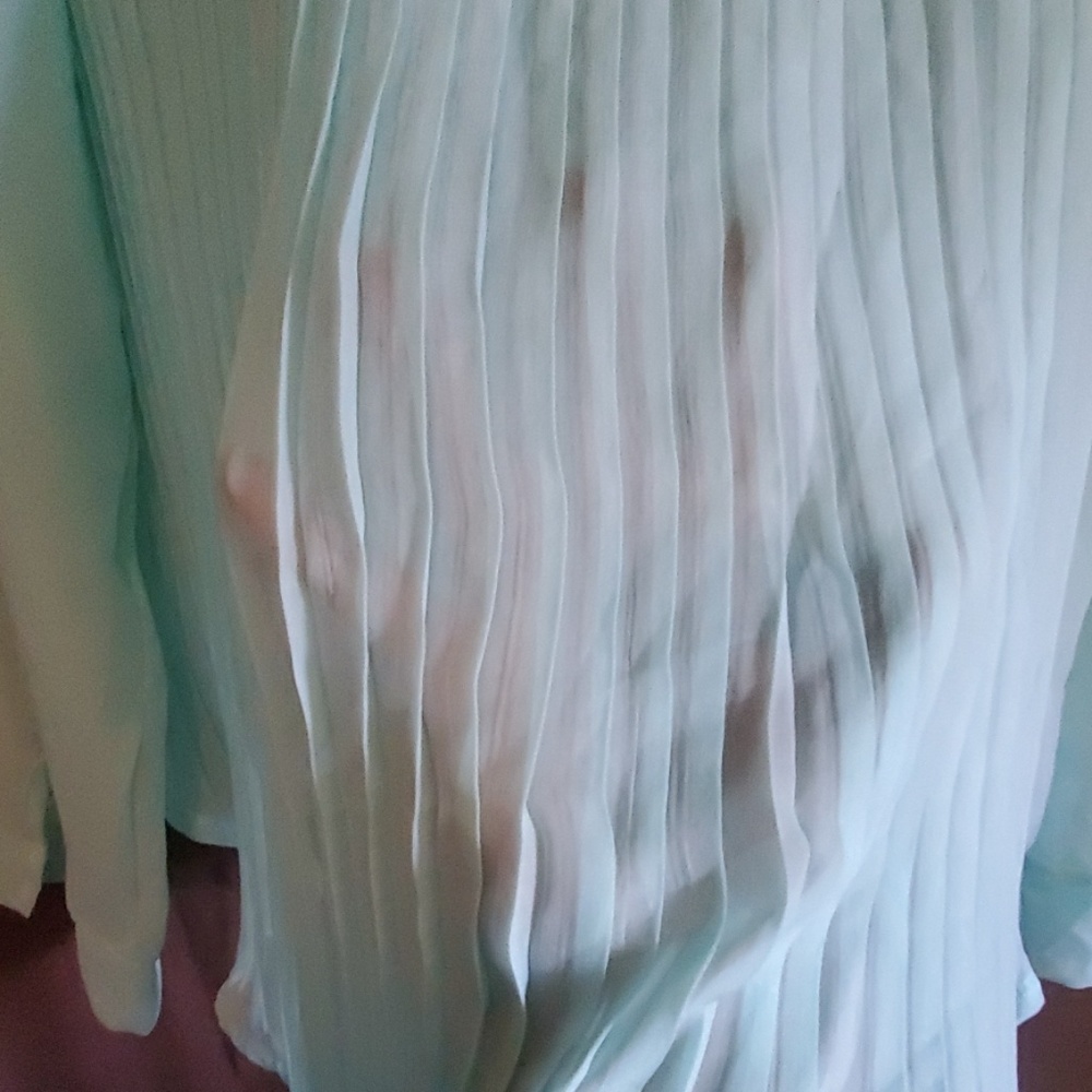 Beautiful blouse! - Picture 6 of 8